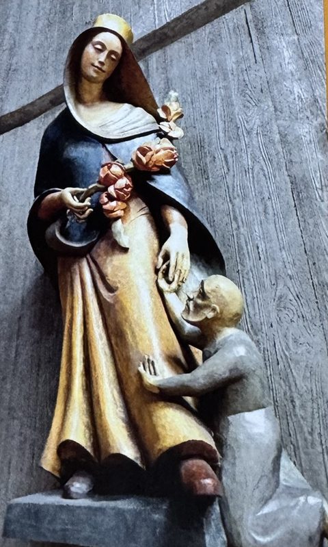 Holzfigur der heiligen Elisabeth mit Rosen